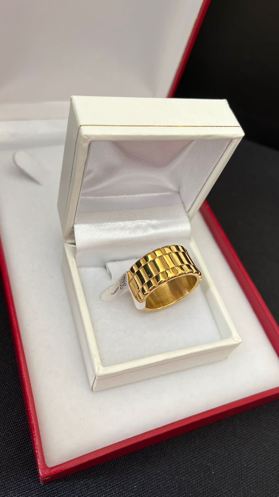 Anillo dorado presentado en un estuche de Baires Exclusivo